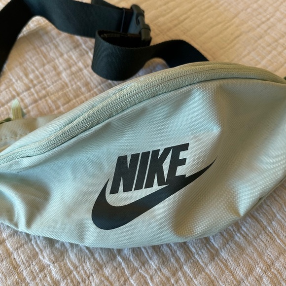 Nike Mint Green Waist Pack - Picture 1 of 8